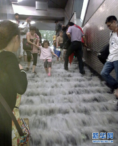 百年一遇暴雨袭北京 公交车被淹只见车顶