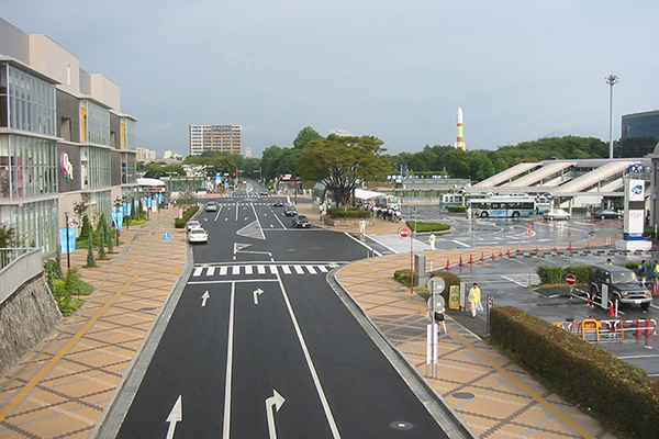 2005年开通了从东京到筑波的铁路,在筑波市中心设立了中央车站.